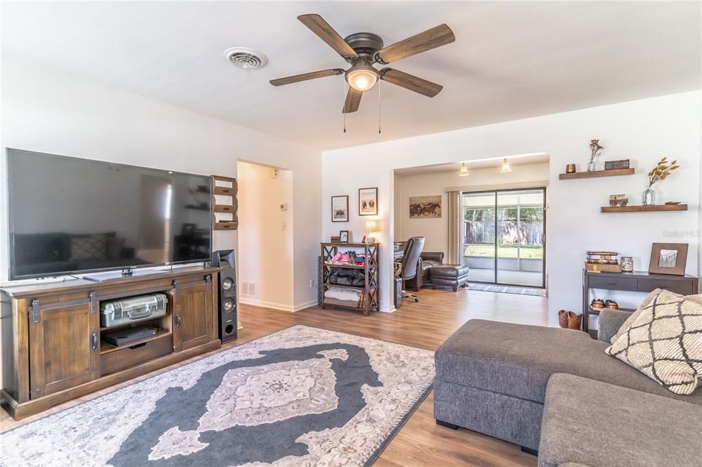 Recently Sold: $309,900 (2 beds, 2 baths, 1396 Square Feet)