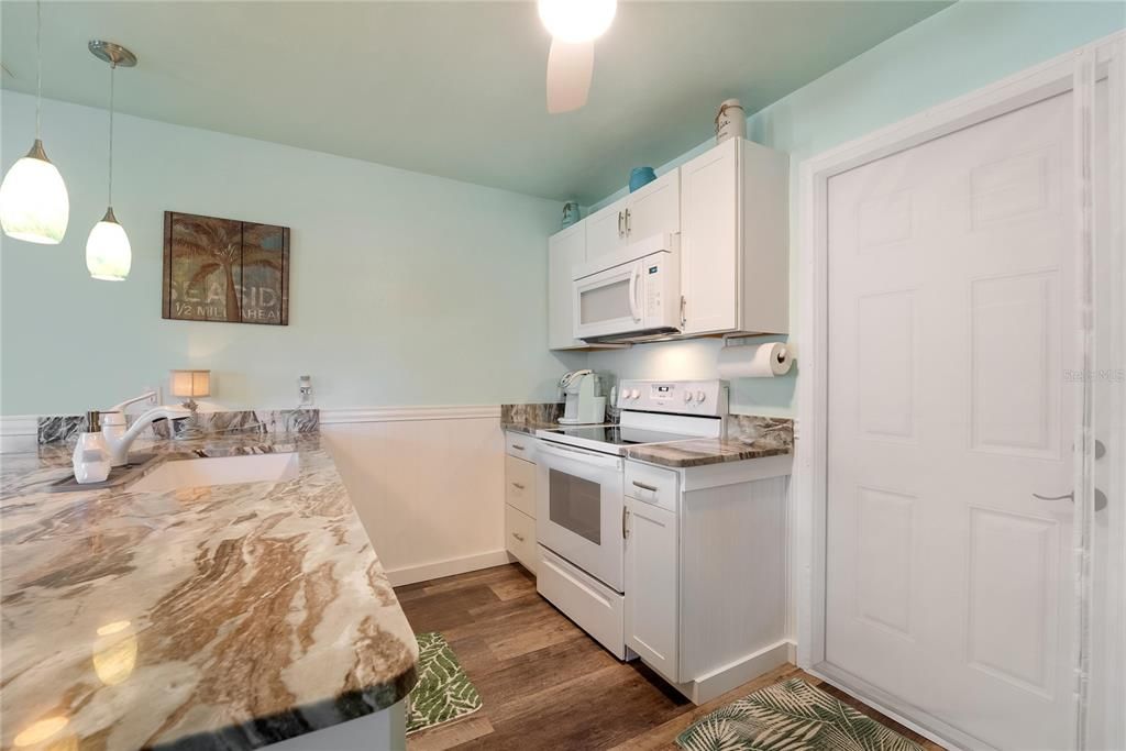 Recently Sold: $215,000 (2 beds, 1 baths, 781 Square Feet)