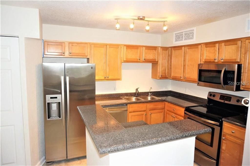 Recently Rented: $1,595 (2 beds, 2 baths, 924 Square Feet)