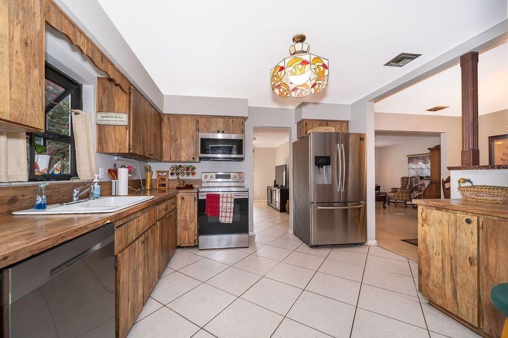 For Sale: $400,000 (3 beds, 2 baths, 1531 Square Feet)