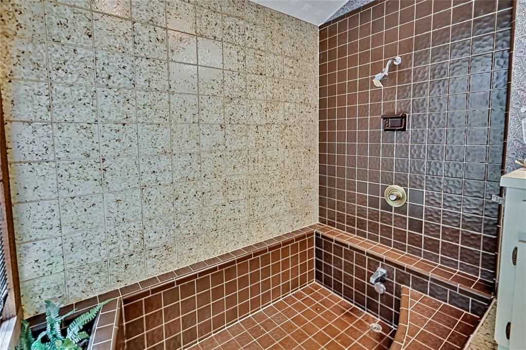 合同活跃: $599,900 (5 贝兹, 3 浴室, 2843 平方英尺)