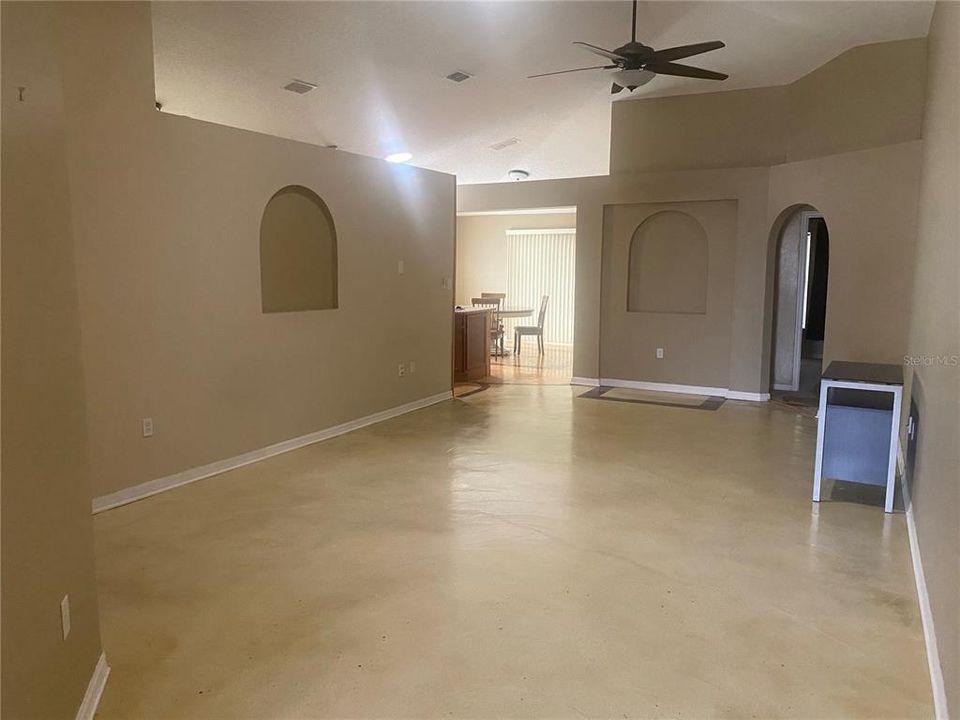 For Rent: $2,400 (4 beds, 2 baths, 2010 Square Feet)