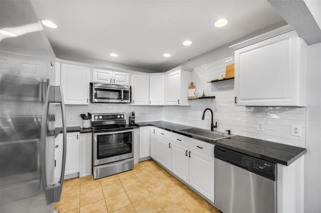 For Sale: $270,000 (2 beds, 2 baths, 1342 Square Feet)