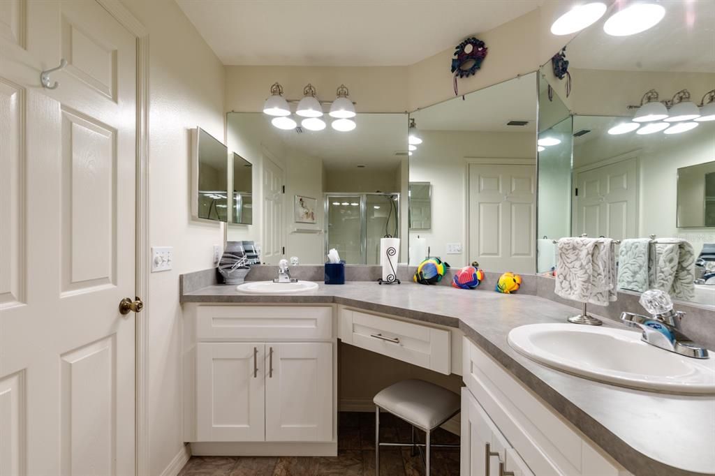 En-suite bath w/2 sinks, GFCI outlets, makeup vanity desk & shower,