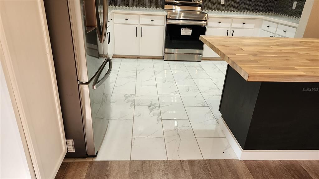 GORGEOUS MODERN KTICHEN TILE FLOORING!