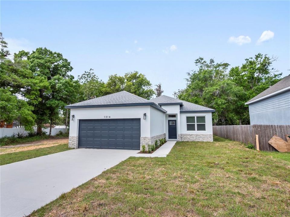 Active With Contract: $568,990 (4 beds, 2 baths, 2371 Square Feet)