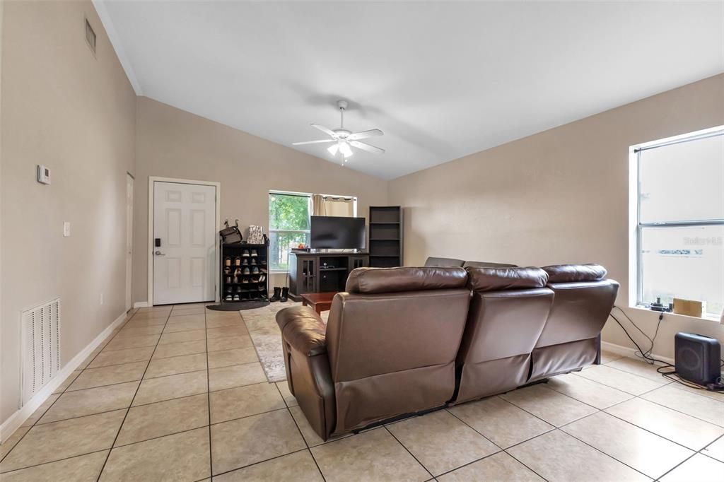 Active With Contract: $215,000 (2 beds, 1 baths, 992 Square Feet)