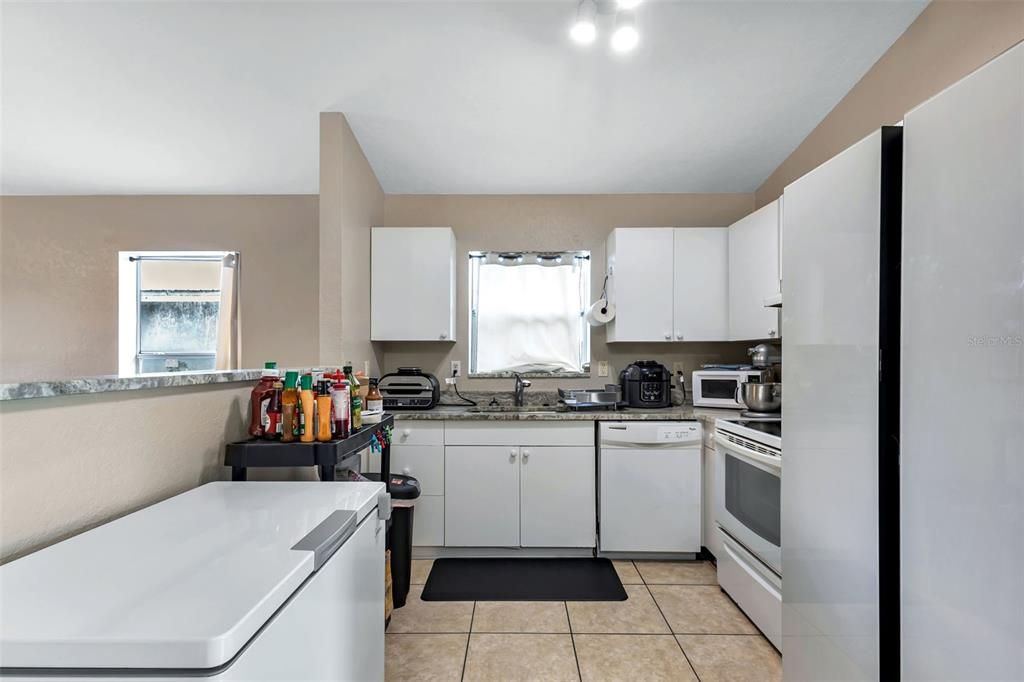 Active With Contract: $215,000 (2 beds, 1 baths, 992 Square Feet)