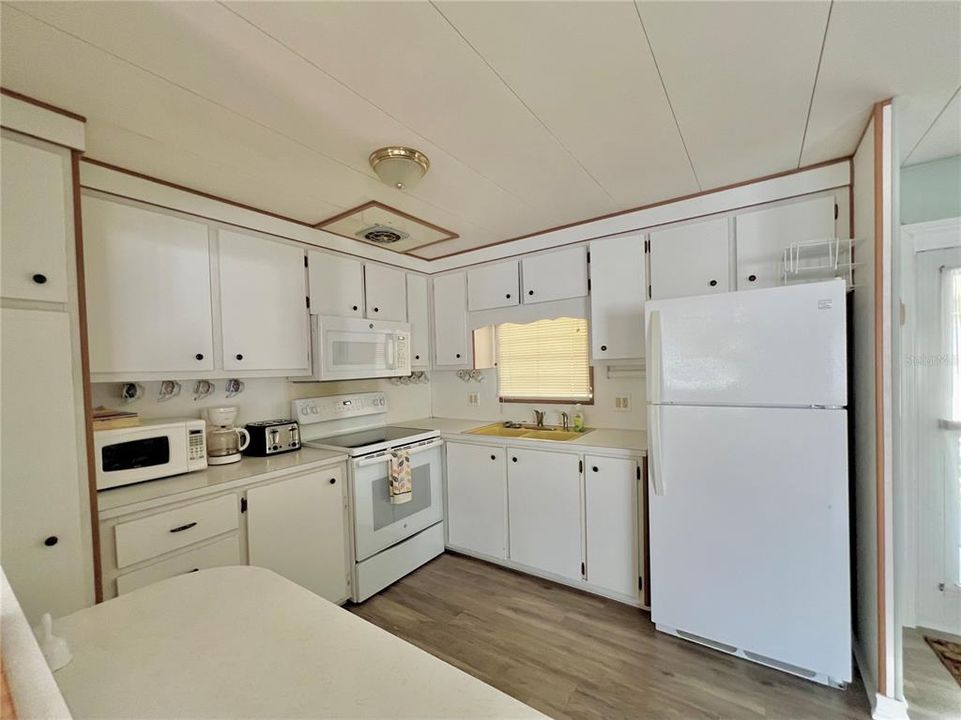 Active With Contract: $99,900 (2 beds, 2 baths, 912 Square Feet)