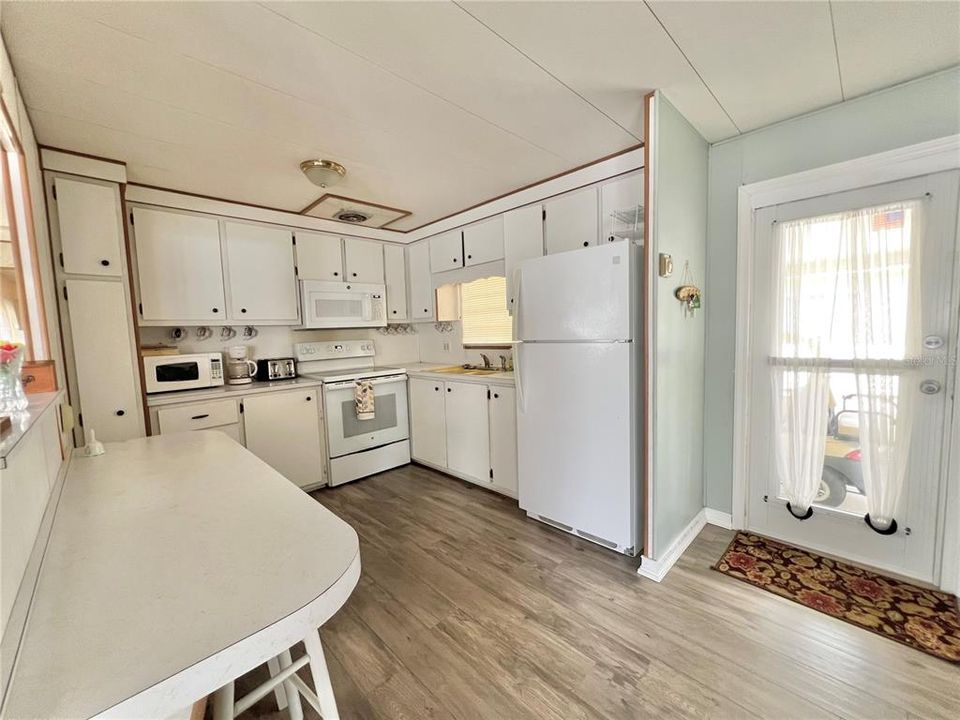 For Sale: $99,900 (2 beds, 2 baths, 912 Square Feet)