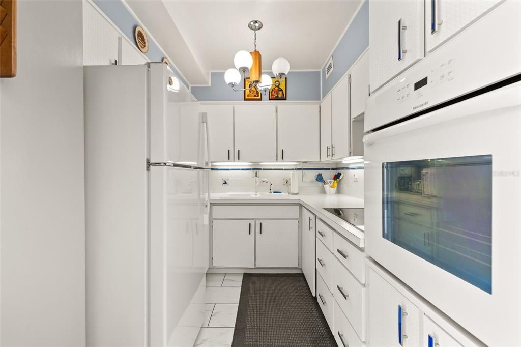For Sale: $314,750 (1 beds, 1 baths, 1005 Square Feet)
