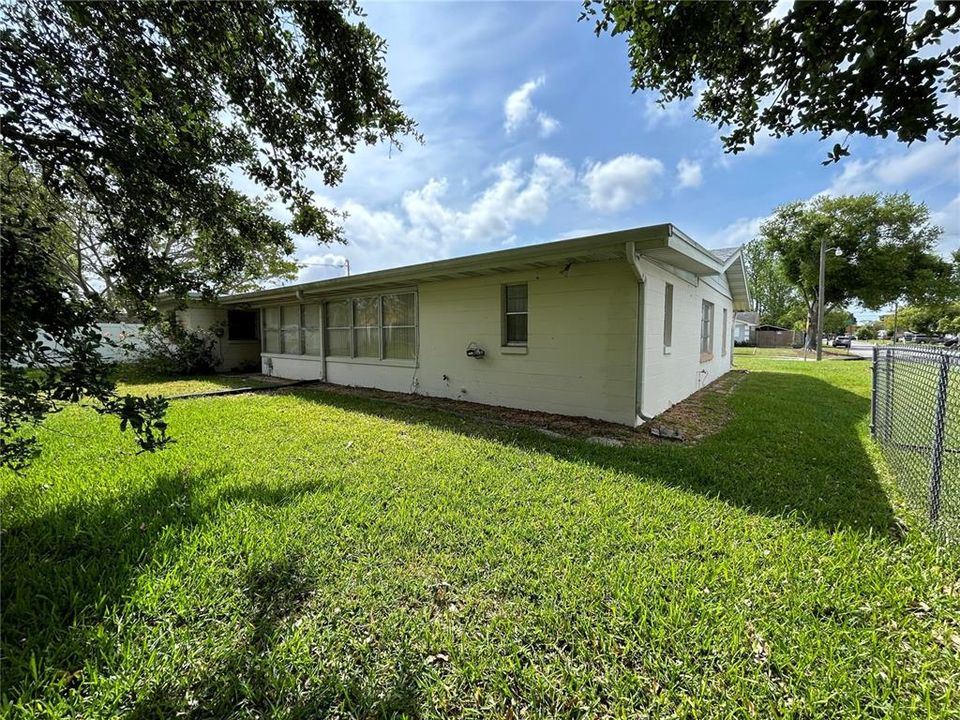 For Sale: $299,900 (2 beds, 2 baths, 1373 Square Feet)