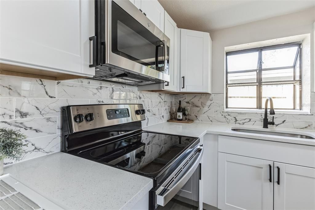 Active With Contract: $288,500 (3 beds, 1 baths, 976 Square Feet)