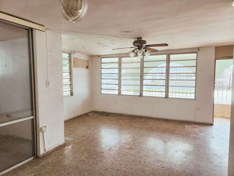 Vendido Recientemente: $74,000 (4 camas, 3 baños, 1422 Pies cuadrados)