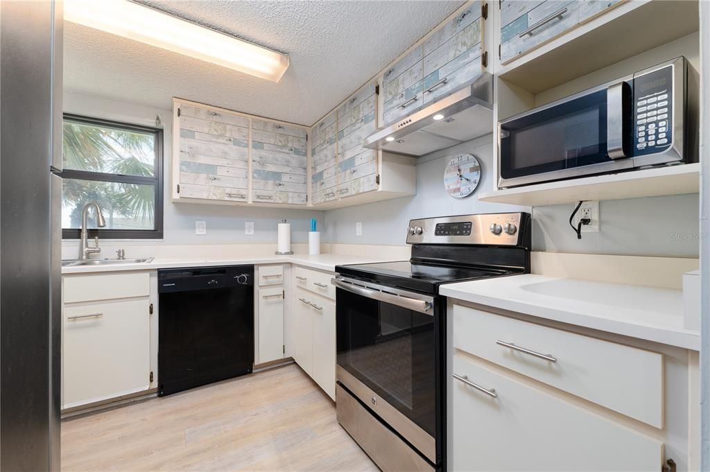 For Sale: $349,000 (2 beds, 2 baths, 1000 Square Feet)