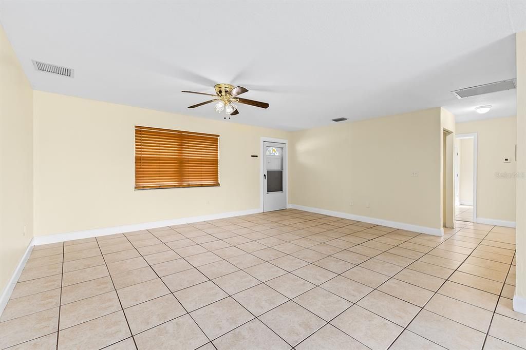 Recently Sold: $200,000 (3 beds, 1 baths, 988 Square Feet)