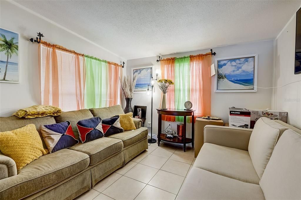 For Sale: $275,000 (3 beds, 1 baths, 936 Square Feet)