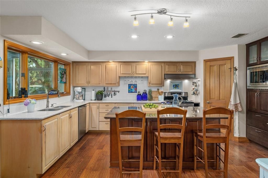 Recently Sold: $825,000 (3 beds, 2 baths, 2303 Square Feet)