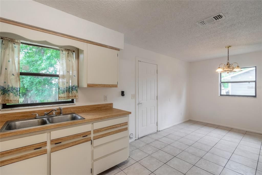 Active With Contract: $182,524 (2 beds, 1 baths, 912 Square Feet)
