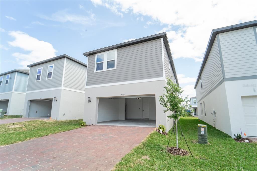 Active With Contract: $3,300 (4 beds, 2 baths, 1964 Square Feet)