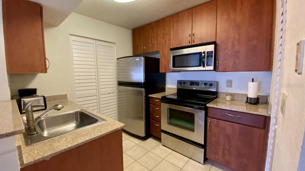 Recently Sold: $180,000 (1 beds, 1 baths, 715 Square Feet)