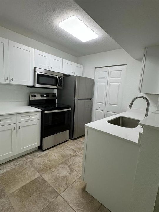 Active With Contract: $1,380 (1 beds, 1 baths, 715 Square Feet)