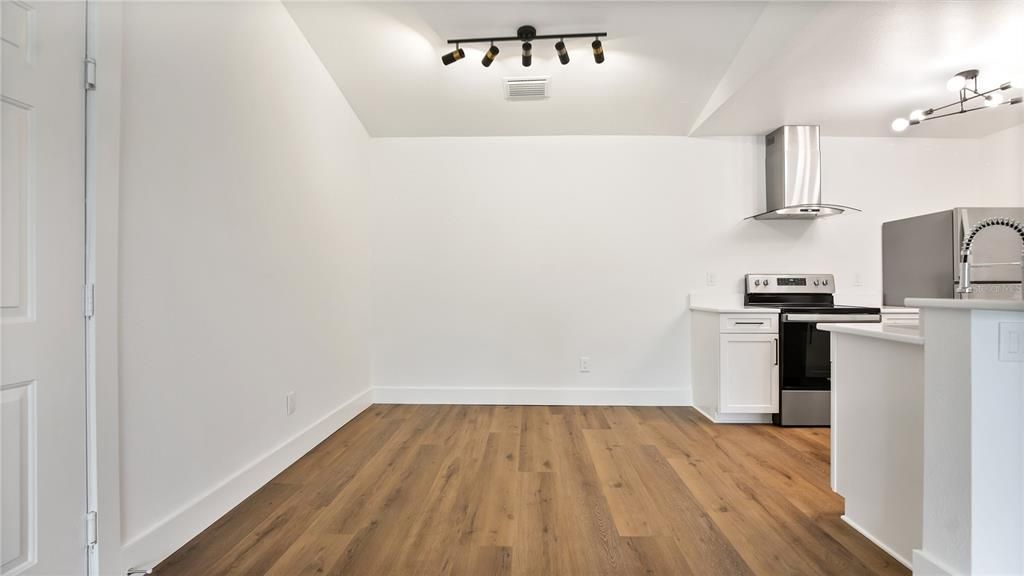 Active With Contract: $1,500 (1 beds, 1 baths, 671 Square Feet)
