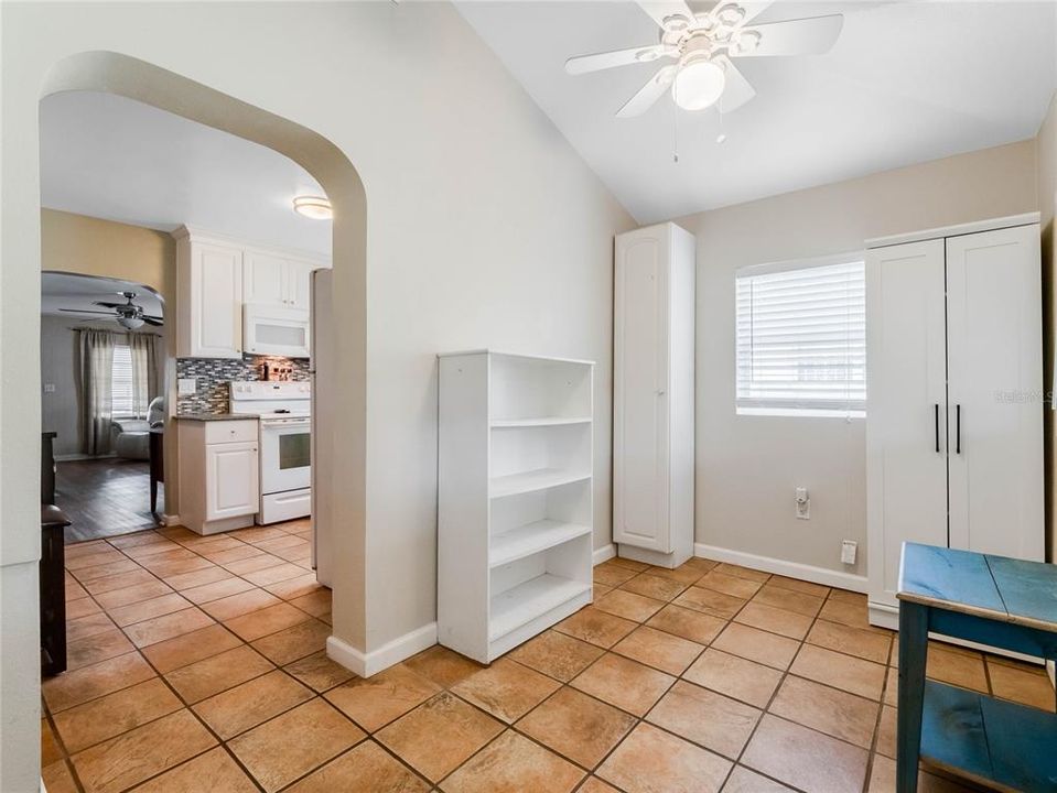 For Sale: $399,999 (2 beds, 1 baths, 1255 Square Feet)