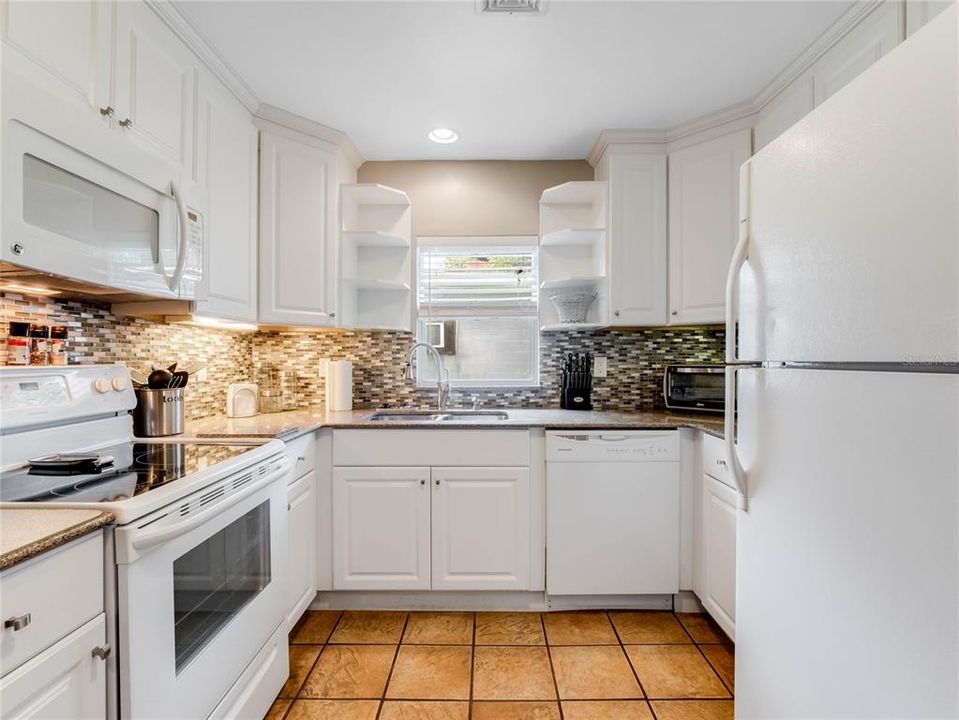 For Sale: $399,999 (2 beds, 1 baths, 1255 Square Feet)