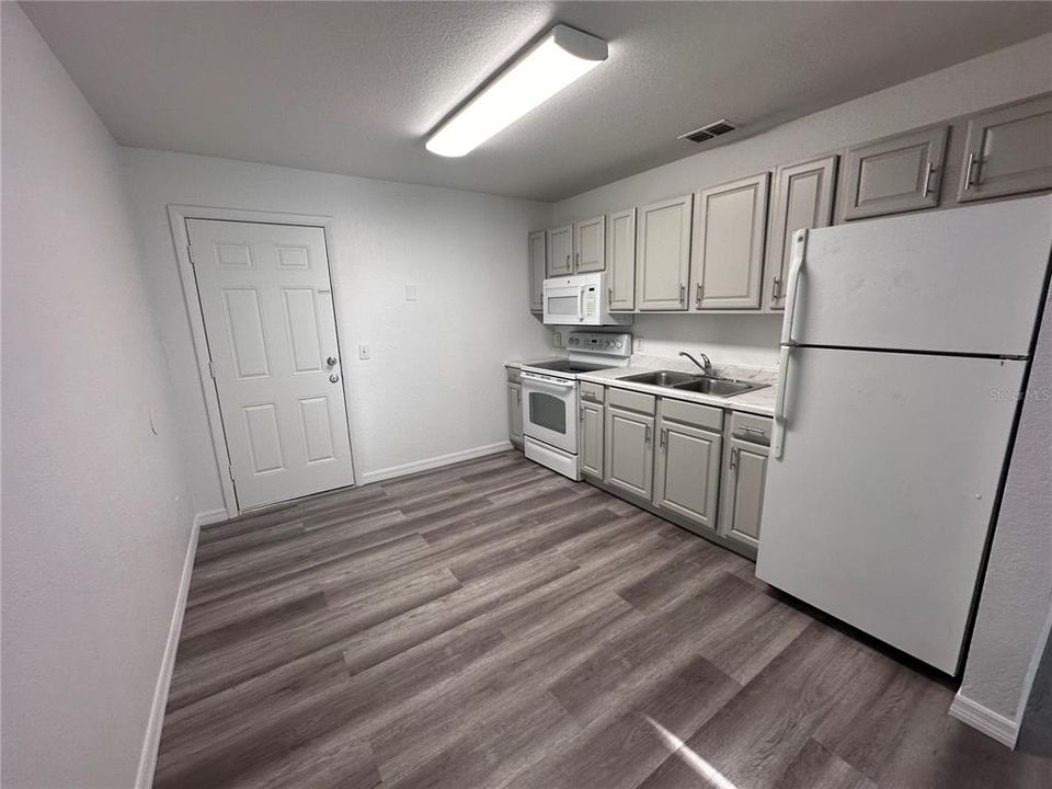 Recently Rented: $1,350 (2 beds, 1 baths, 900 Square Feet)