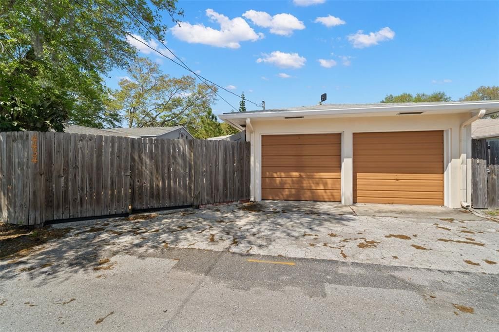 Active With Contract: $325,000 (2 beds, 1 baths, 1139 Square Feet)