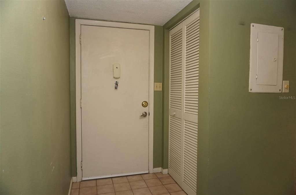 Active With Contract: $99,900 (1 beds, 1 baths, 822 Square Feet)