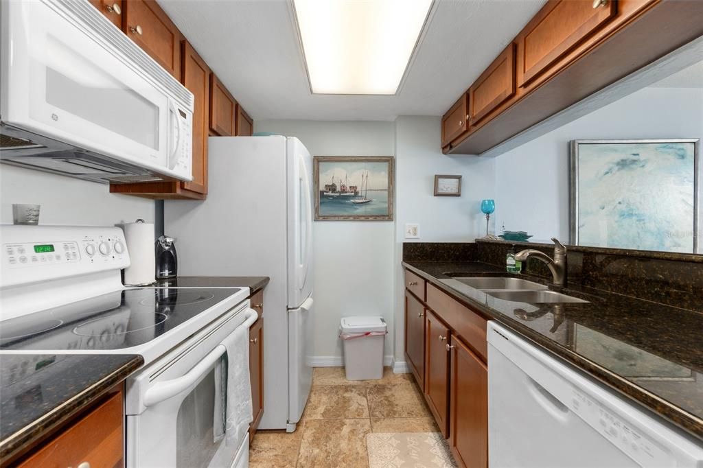 For Sale: $294,900 (1 beds, 1 baths, 693 Square Feet)