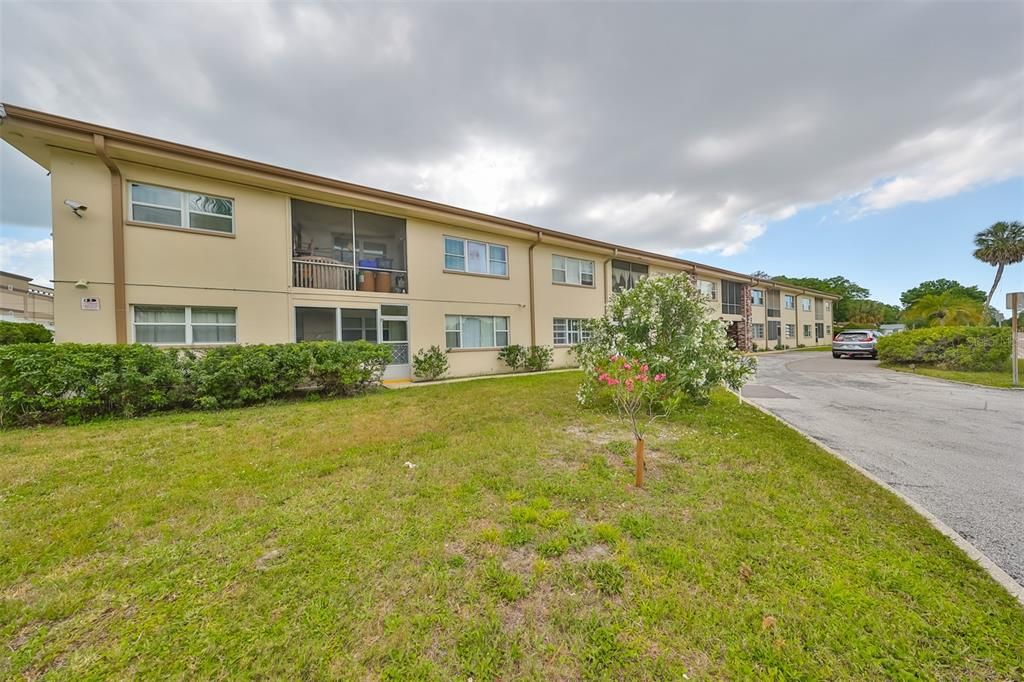 Active With Contract: $98,000 (2 beds, 1 baths, 860 Square Feet)