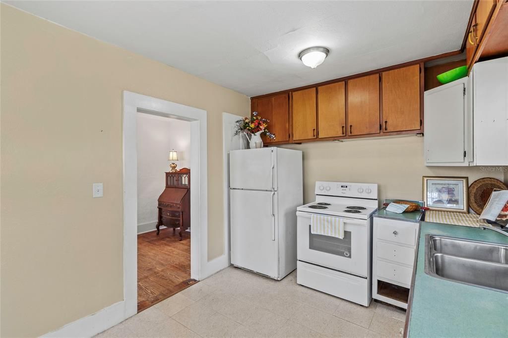 Active With Contract: $179,000 (2 beds, 1 baths, 800 Square Feet)
