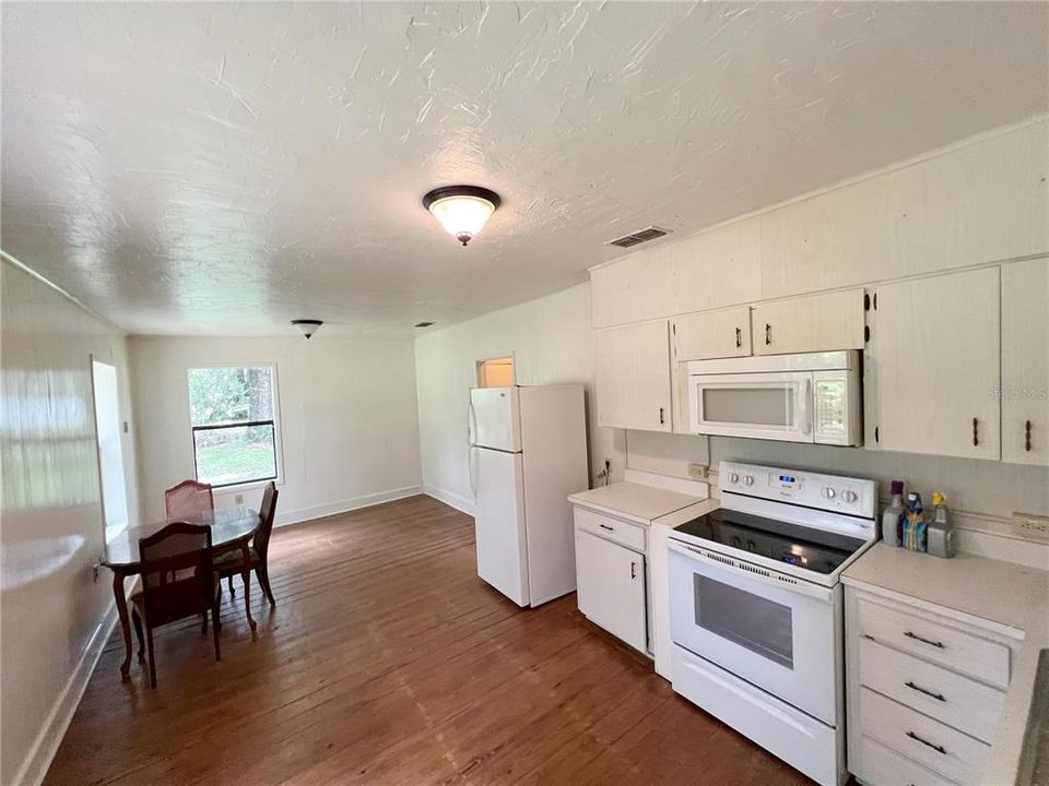 For Sale: $184,000 (3 beds, 2 baths, 1394 Square Feet)