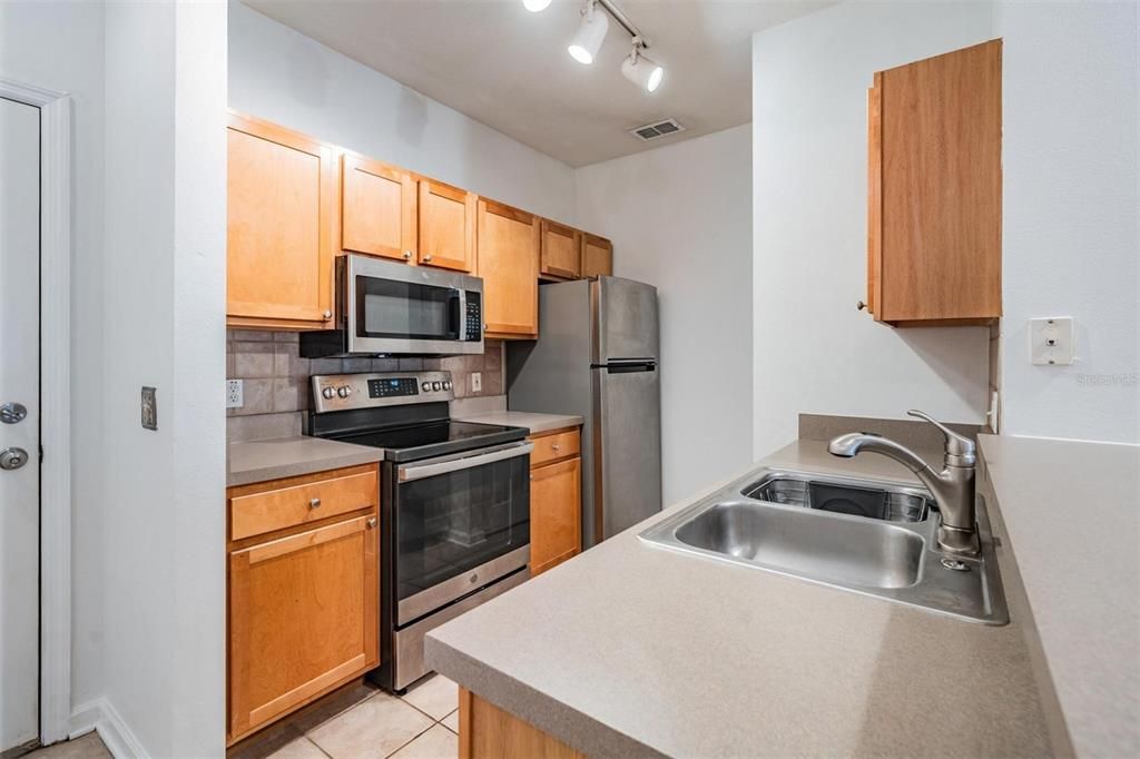 Active With Contract: $249,900 (1 beds, 1 baths, 772 Square Feet)