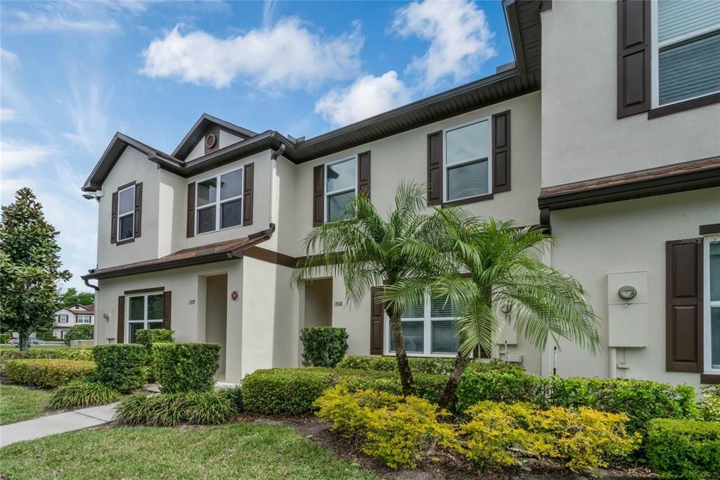 Welcome to Tuscany Place and your new home sweet home with 3 EN-SUITE BEDROOMS, 3 full bathrooms, a modern kitchen, OPEN CONCEPT LIVING and zoned for TOP-RATED SEMINOLE COUNTY SCHOOLS!