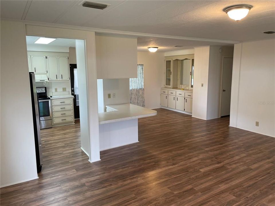 For Sale: $184,000 (2 beds, 2 baths, 1304 Square Feet)