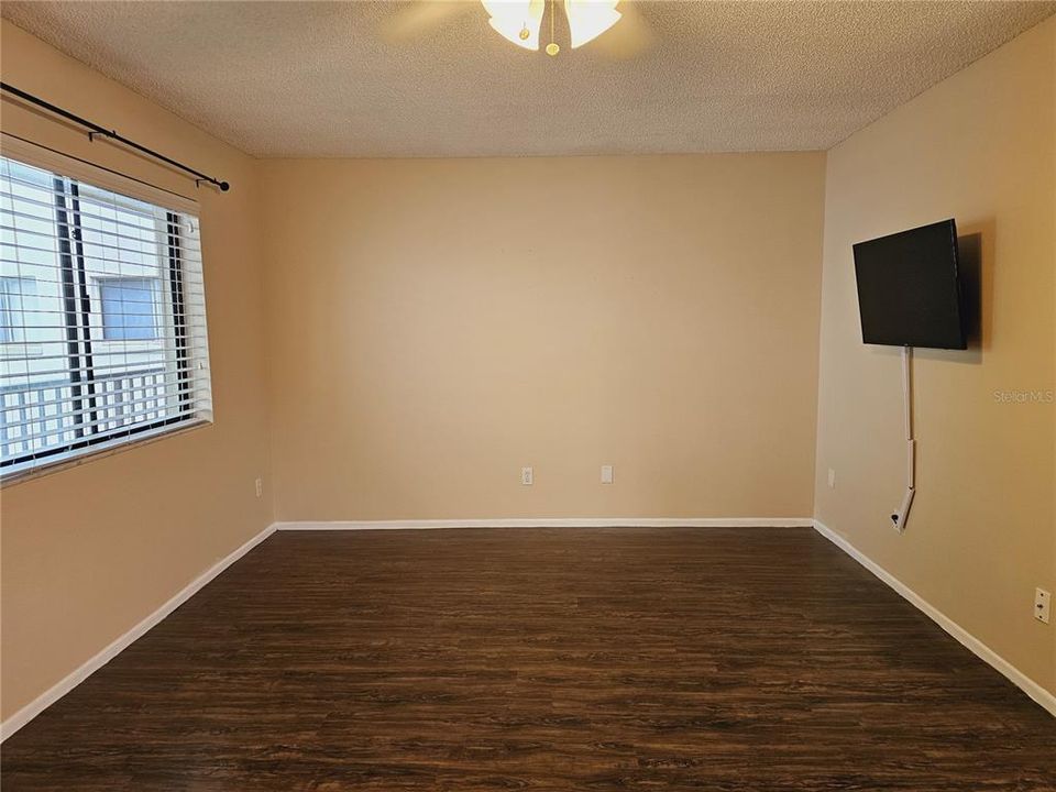 For Sale: $165,000 (1 beds, 1 baths, 763 Square Feet)