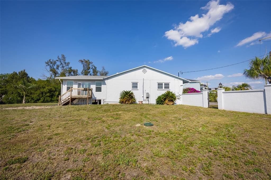 合同活跃: $599,000 (3 贝兹, 2 浴室, 2433 平方英尺)