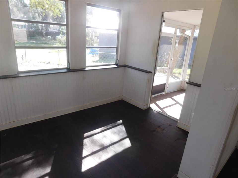 Recently Sold: $106,300 (2 beds, 1 baths, 1013 Square Feet)