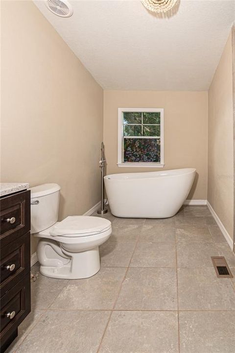 最近售出: $246,000 (4 贝兹, 2 浴室, 1440 平方英尺)