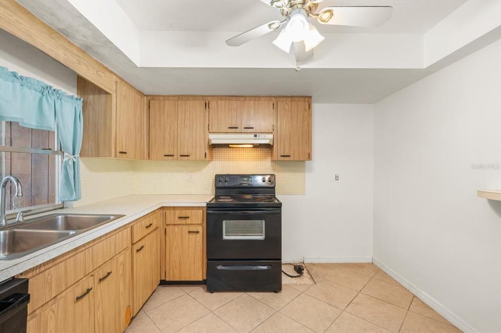 Active With Contract: $325,000 (3 beds, 2 baths, 1284 Square Feet)