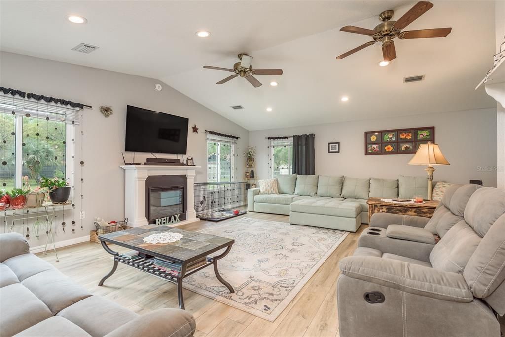 Recently Sold: $450,000 (3 beds, 2 baths, 1844 Square Feet)