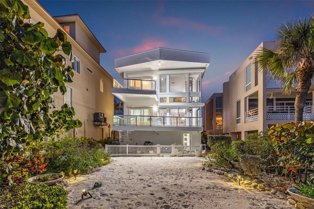 Recently Sold: $3,800,000 (3 beds, 3 baths, 2158 Square Feet)