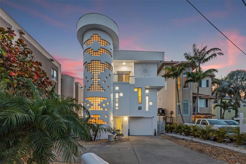 Recently Sold: $3,800,000 (3 beds, 3 baths, 2158 Square Feet)