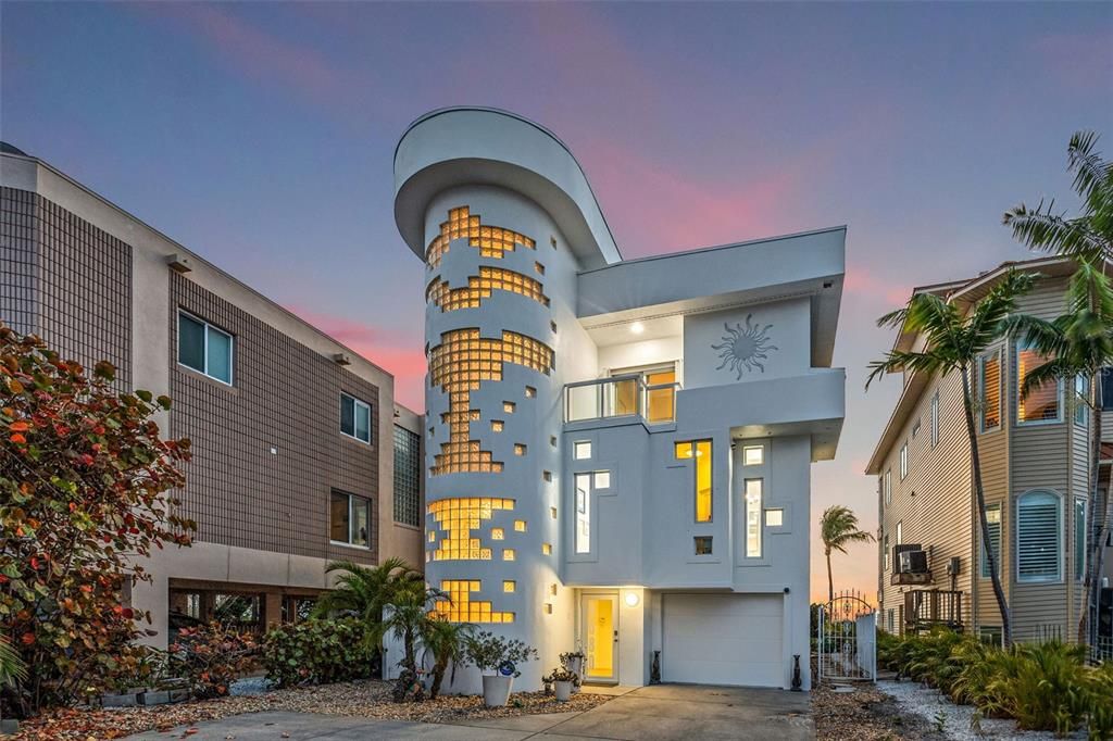 Recently Sold: $3,800,000 (3 beds, 3 baths, 2158 Square Feet)