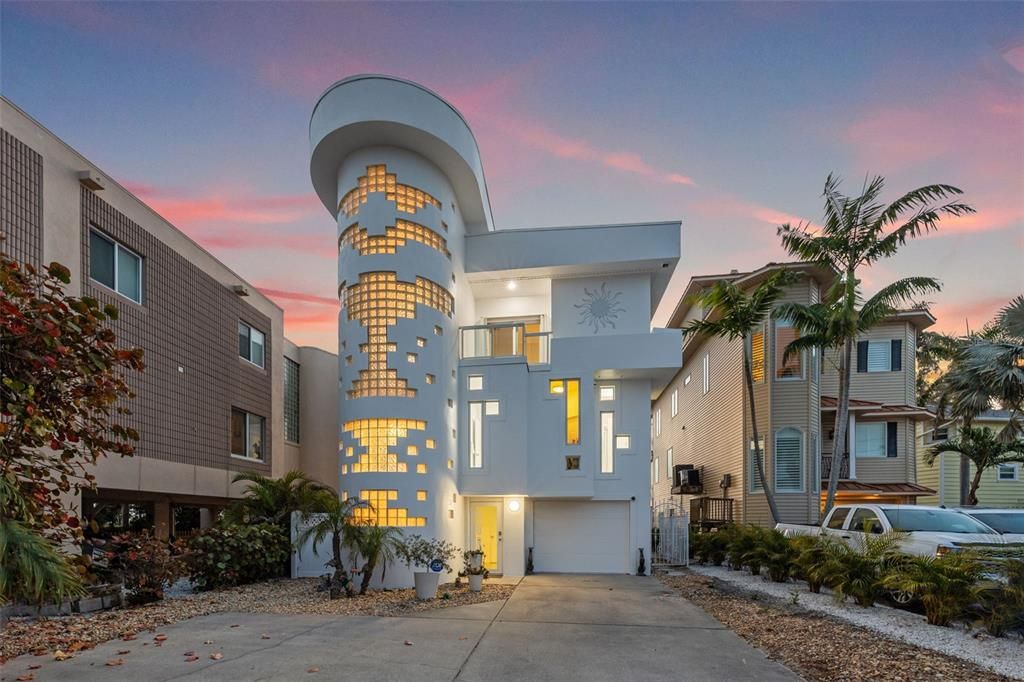 Recently Sold: $3,800,000 (3 beds, 3 baths, 2158 Square Feet)