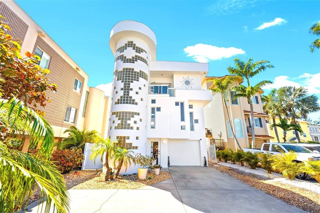 Recently Sold: $3,800,000 (3 beds, 3 baths, 2158 Square Feet)
